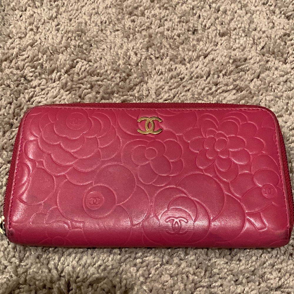 Authentic CHANEL Lambskin Embossed Camellia   Round Zipper Wallet Pink